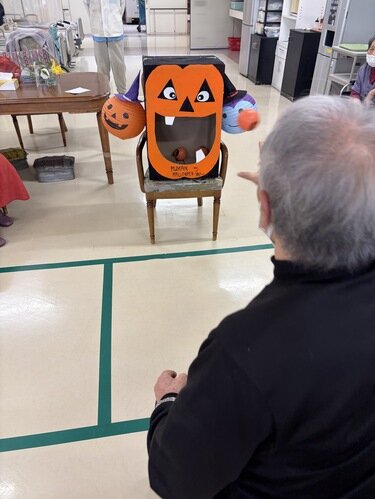 デイサービス　ハロウィン玉入れ