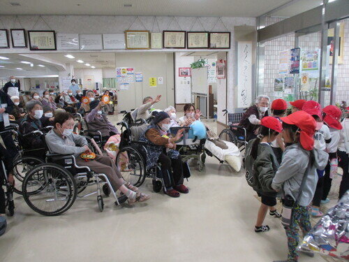 愛児園の園児と